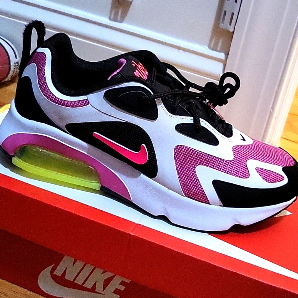 Womans size 8 nike air max 200